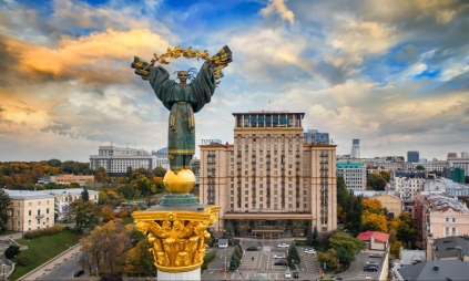 Сообщают о повторных взрывах в Киеве: попадание в многоэтажку